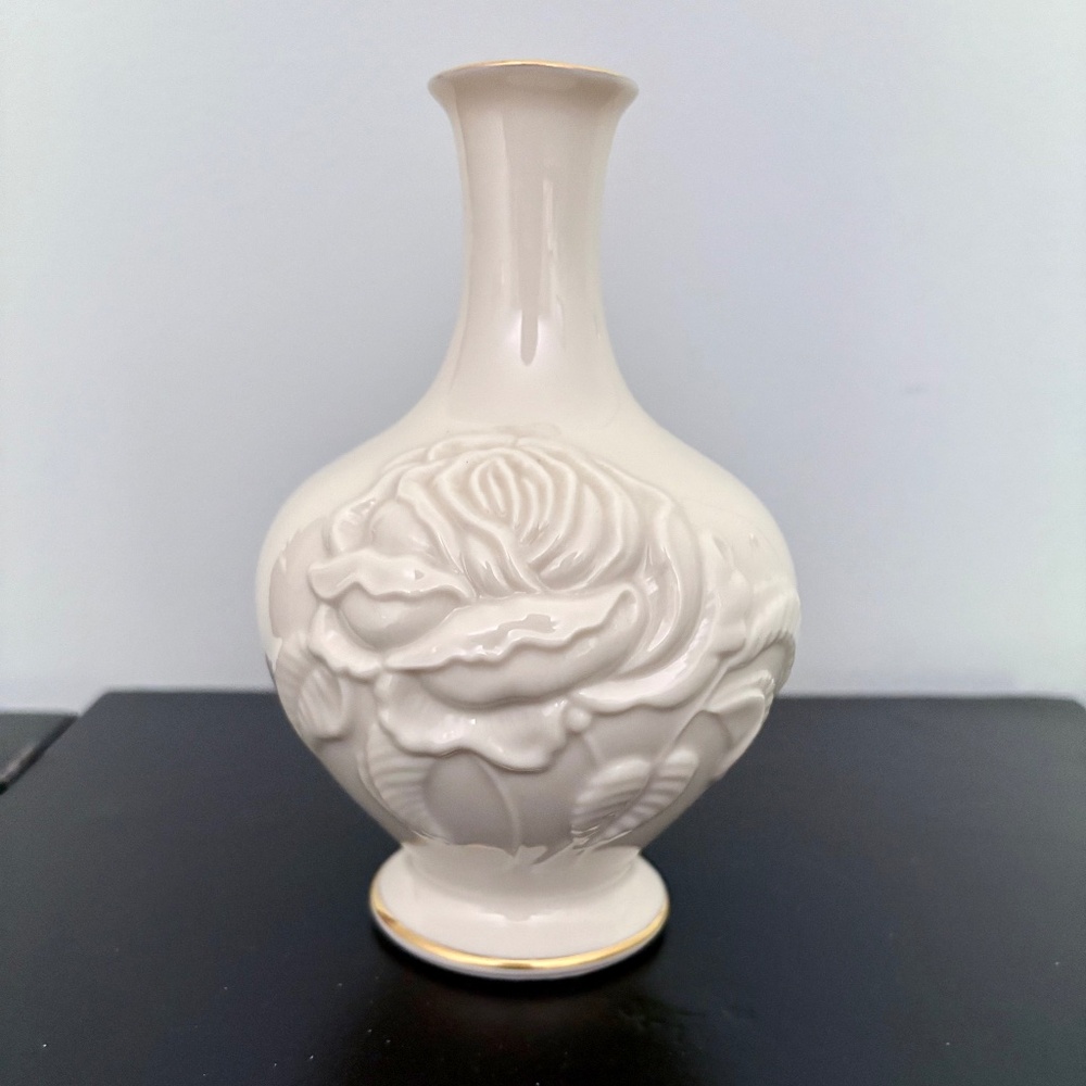 Lenox vase w rose